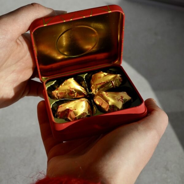 Boite 4 cœurs chocolat praliné lait Maxim's – Image 2